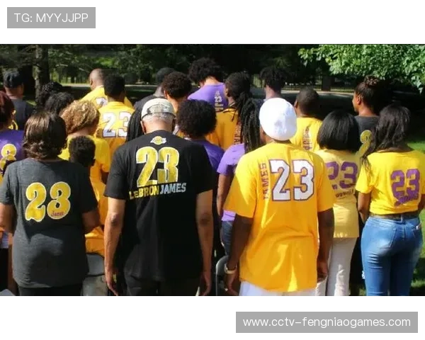 球迷橙色球衣映雪场，圣保利主场氛围火热